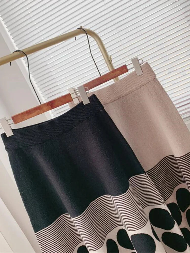 Knitted Skirt with Stylish Dots